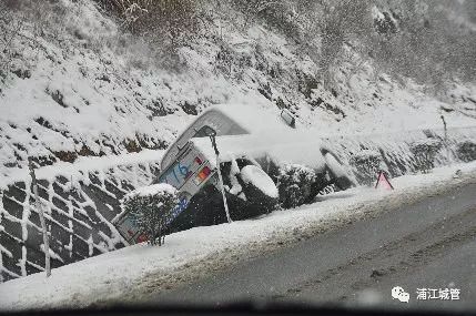 长春一车辆冰雪天坠江，事故背后的警醒